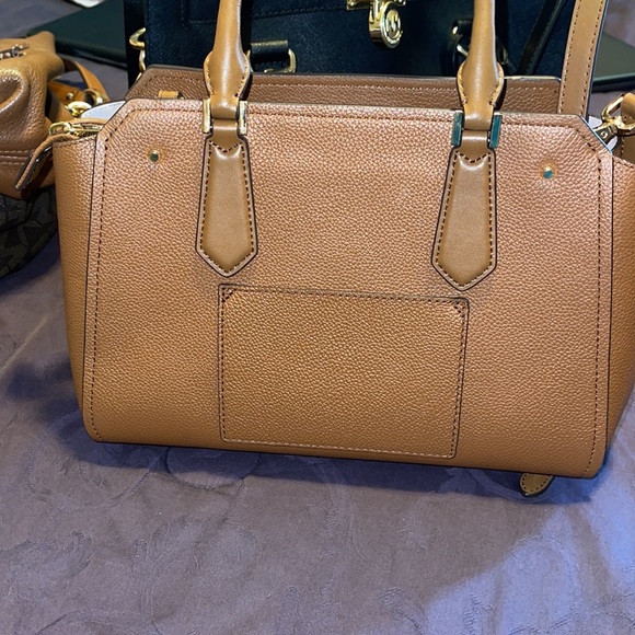 Beautiful Michael Kors purse 👜 - Picture 3 of 5